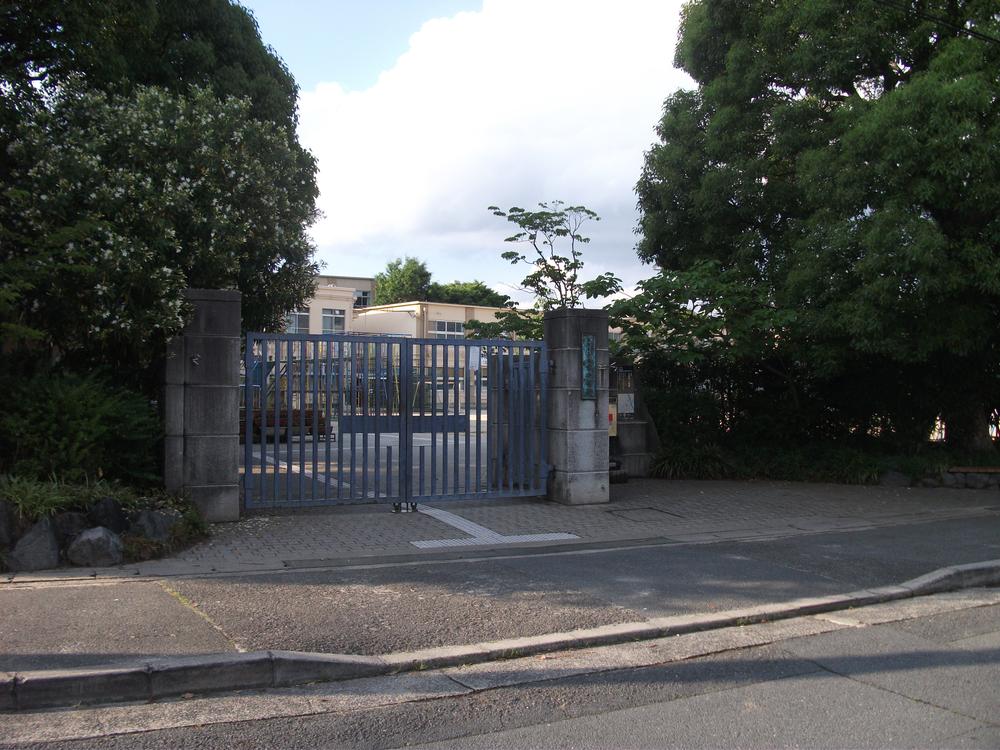 Primary school. Deep elementary school of history greet 160m 100 anniversary this year until Omiya elementary school. It has also been made, such as practice and residents athletic meet of boy baseball, It is elementary school, which is also exchanges of regional. 