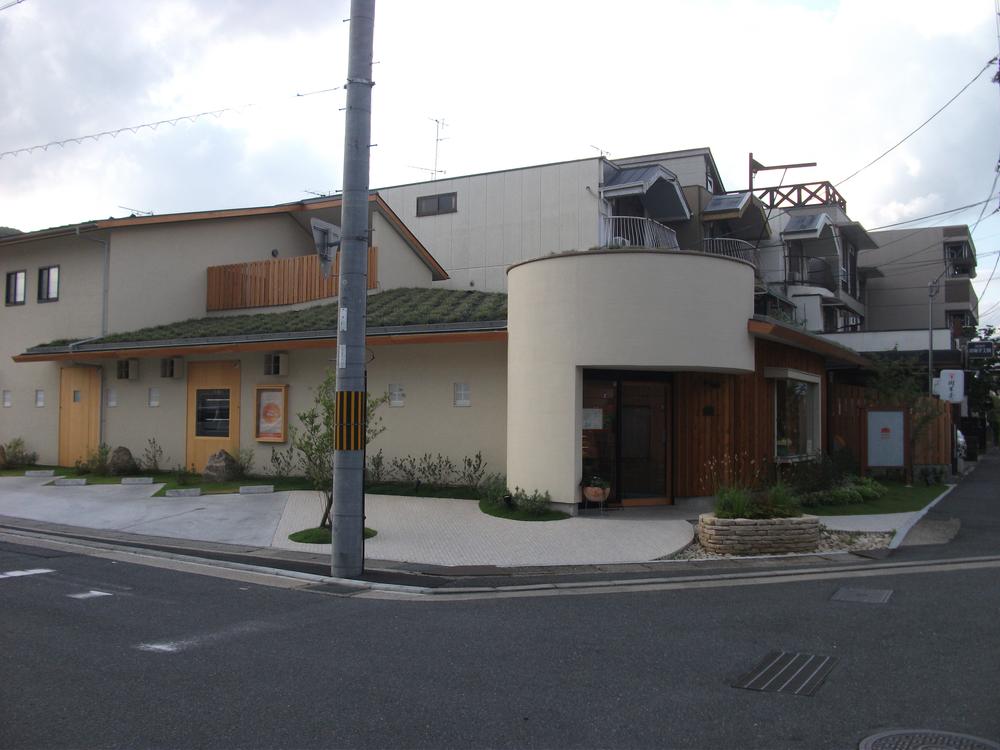 Streets around. Famous Nishigamo cheese cake in the 438m Nishigamo to 菓鸞. It is also perfect as a souvenir. 