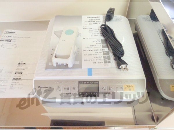 Kitchen. 1-neck is with a stove.