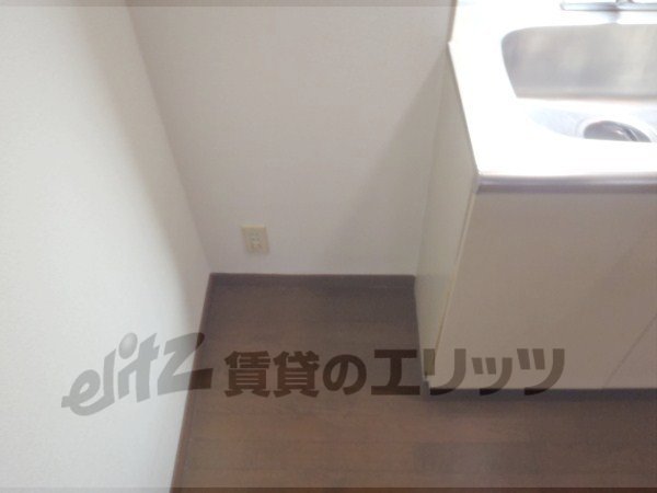 Other room space. Refrigerator yard