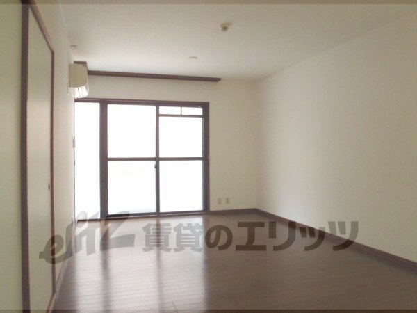 Living and room. Living flooded spacious feeling of life.