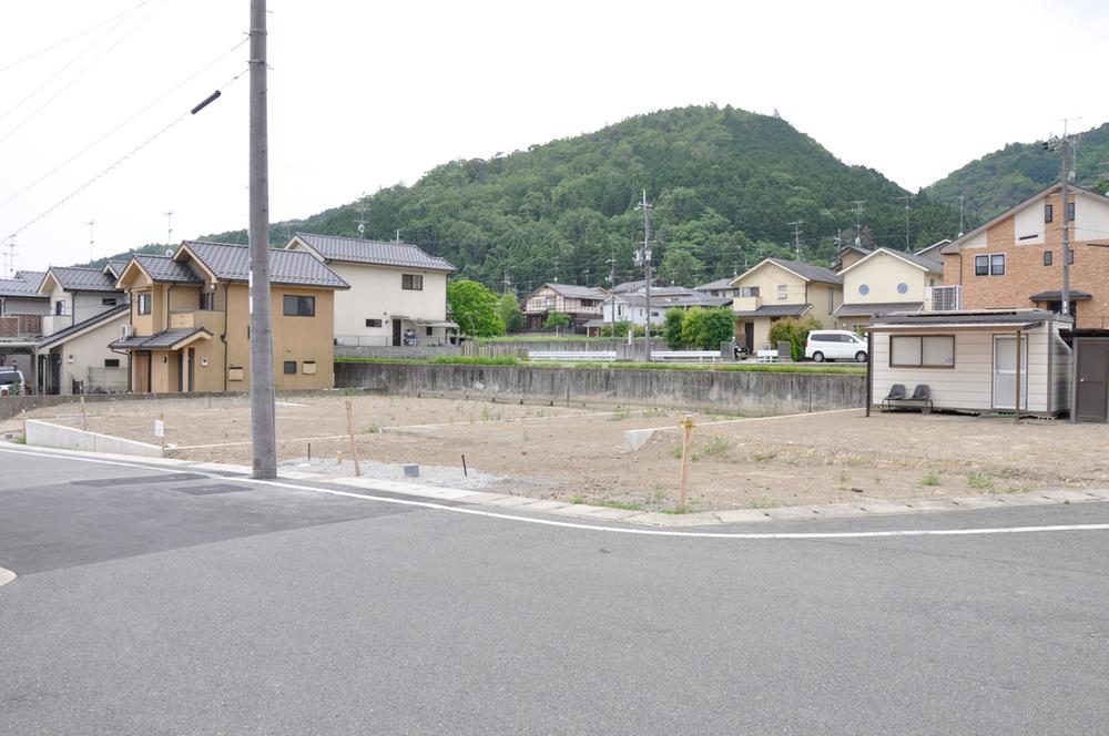 Local photos, including front road. The new home of the child-rearing generations many, Safe in the neighborhood association.  [Local Photos] 