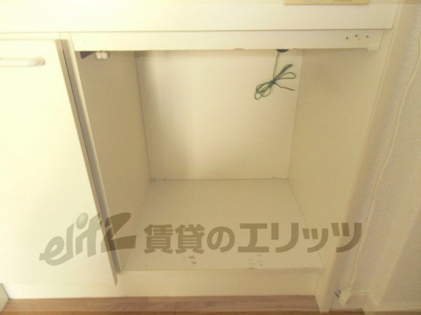 Other room space. Refrigerator yard