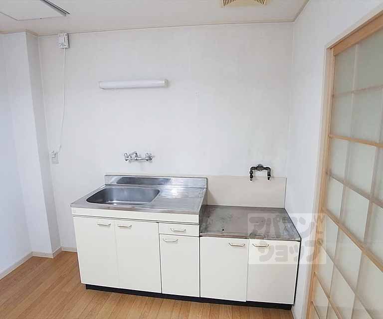 Kitchen. Two-burner stove installation Allowed