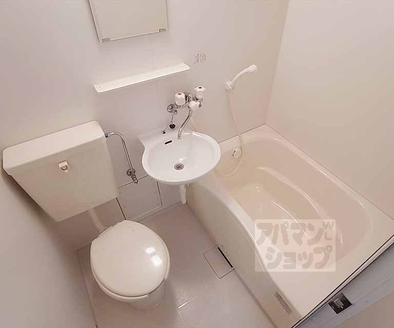 Bath. 3-point unit is a bus