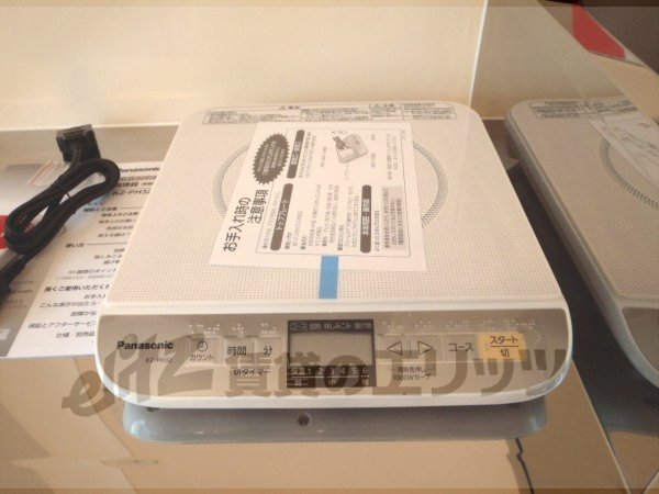 Kitchen. 1-neck is with a stove.