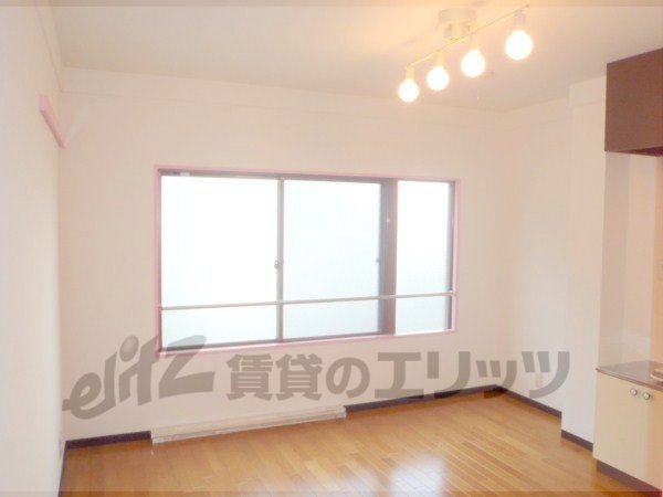 Living and room. It is unusual rooms at the pre-renovation.