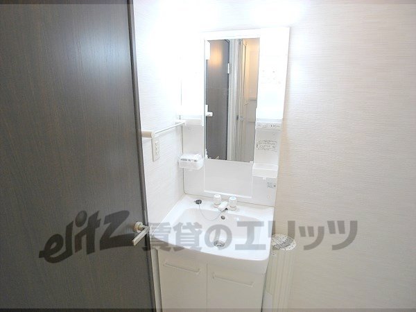 Other Equipment. Independent wash basin