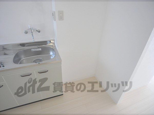 Other room space. Refrigerator yard