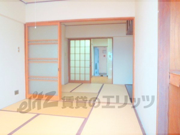 Living and room. Very wide and connect