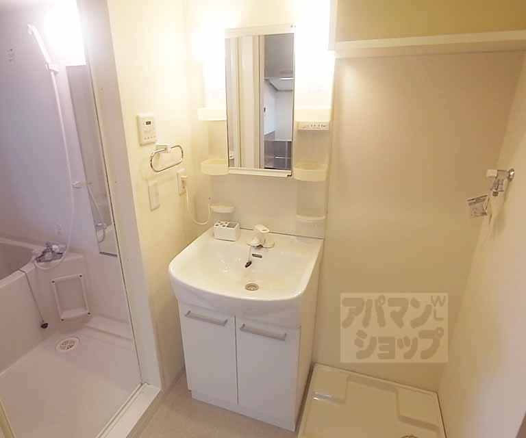 Washroom. Independent wash basin