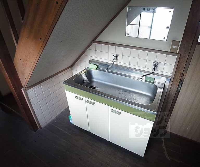 Washroom. Shared washroom.