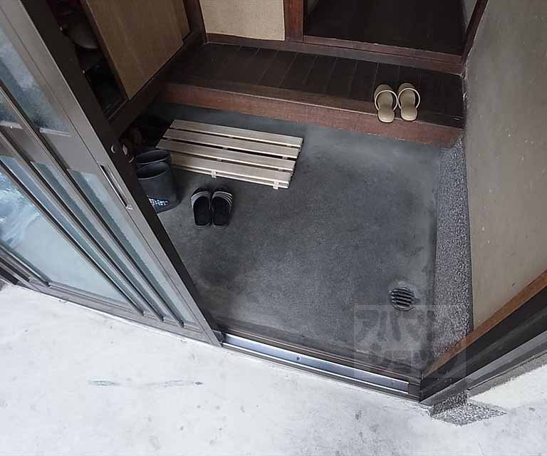 Entrance. Shared entrance.