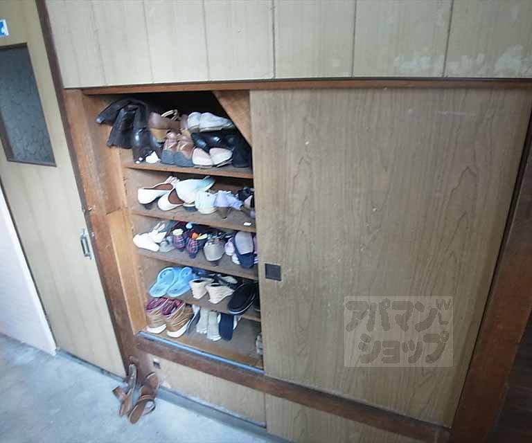 Entrance. Shared shoebox