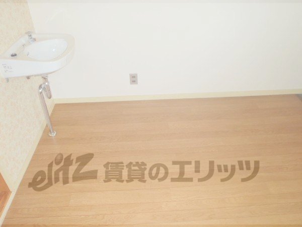 Other room space. Refrigerator yard