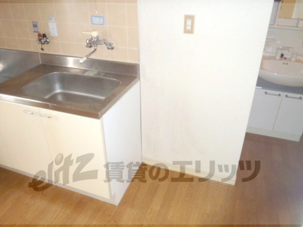 Other room space. Refrigerator yard