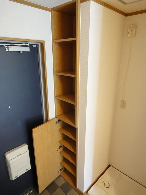 Entrance. Plenty entrance storage (reference photograph)