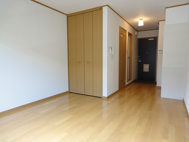 Living and room. (Reference photograph)