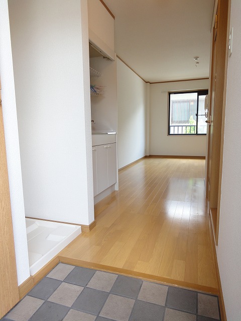 Kitchen. Clean flooring (reference photograph)