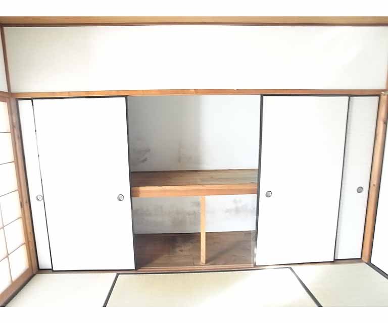 Receipt. Closet of Japanese-style room 6 quires. There is a size of between about 2 minutes.