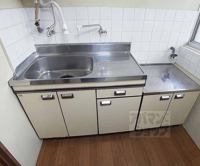 Kitchen. Two-burner stove can be installed