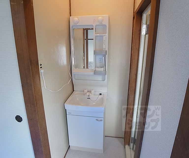 Washroom. Wash basin