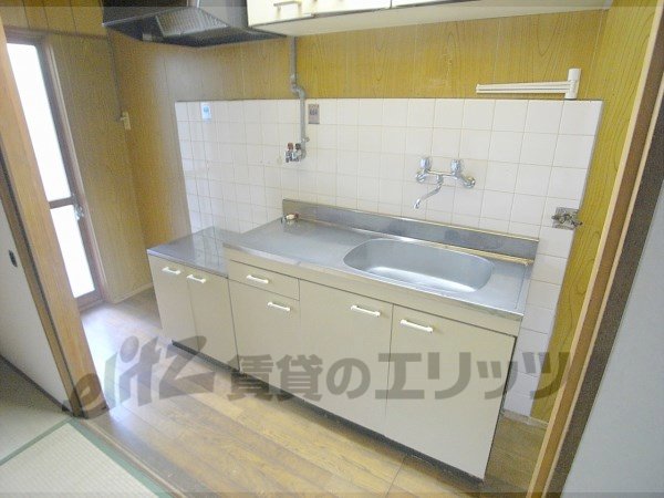 Kitchen. Large kitchen table.