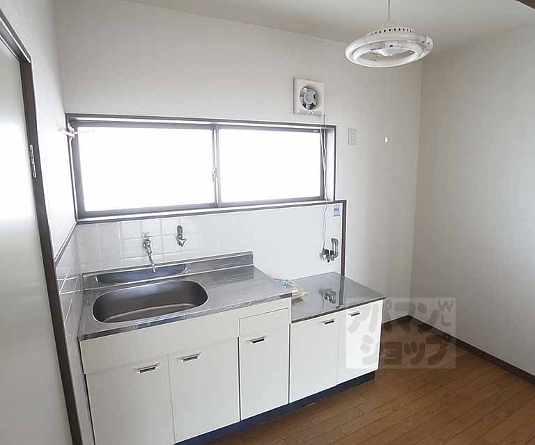 Kitchen. Two-burner stove is can be installed.