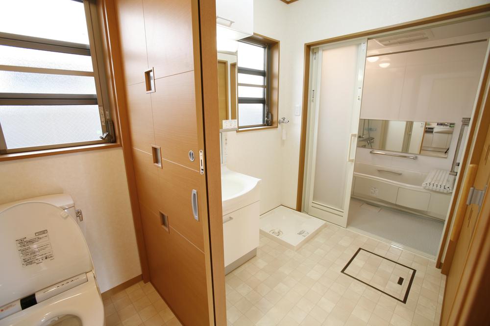 Other. Our construction case. Since the bathroom is also a sliding door there is no worry that stumble, It is also safe when you bathe.
