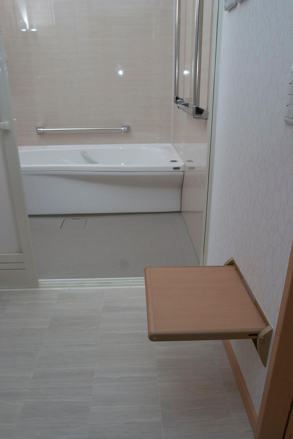 Other. Our construction case. It is equipped with a bench in washroom, Since Dekiru sit also change of clothes, It makes it easier to care.