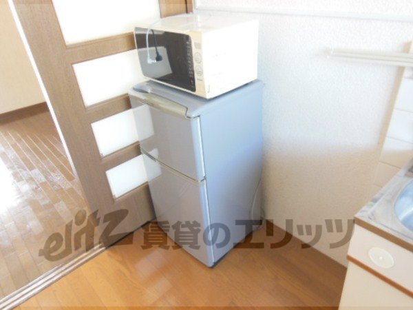 Other room space. Refrigerator yard