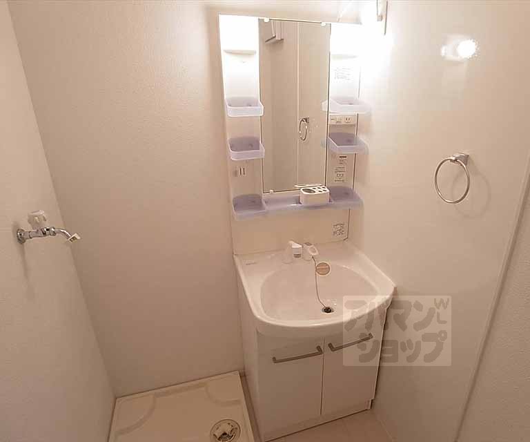 Washroom. It is equipped independent washbasin.