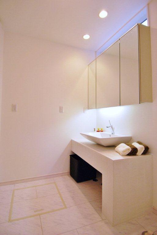 Wash basin, toilet. Construction Case Model house