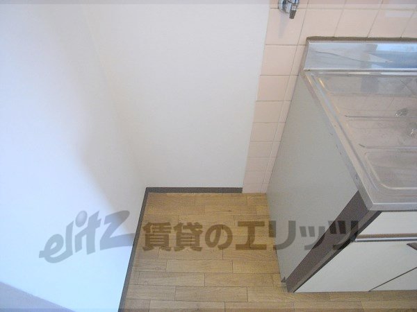 Other room space. Refrigerator yard