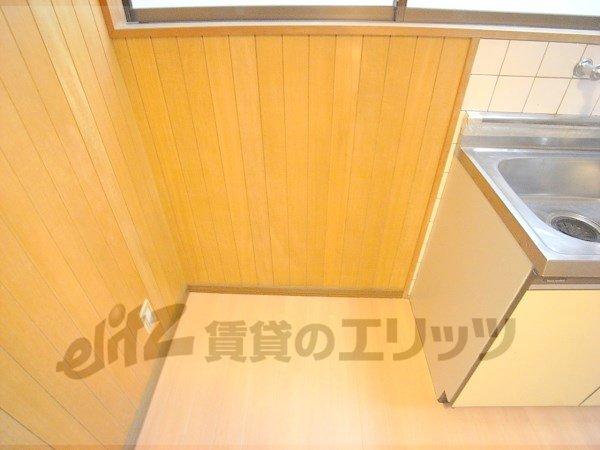 Other room space. Refrigerator yard