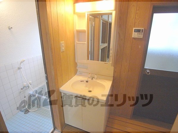 Washroom. Independent wash basin