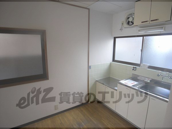 Other room space. Refrigerator yard