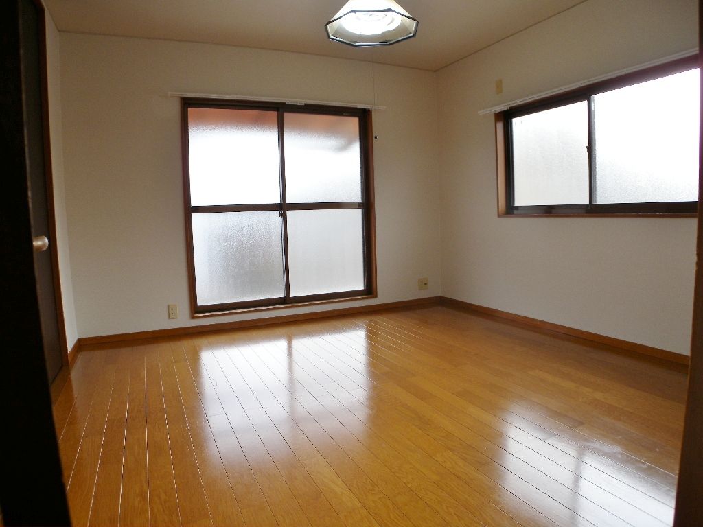 Other room space. It is very bright because Western-style 8-pledge two-sided lighting ☆