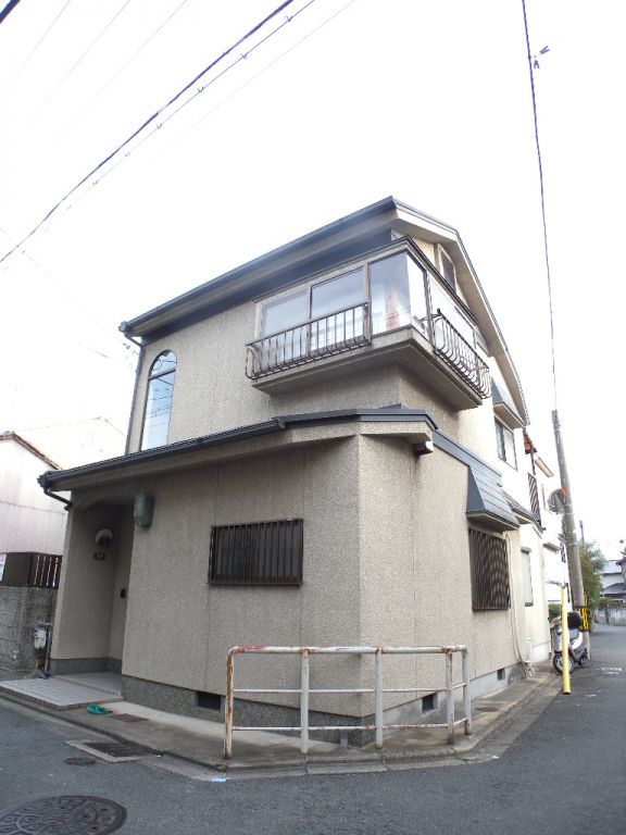 Building appearance. Because it is built on the corner lot is a bright room ☆