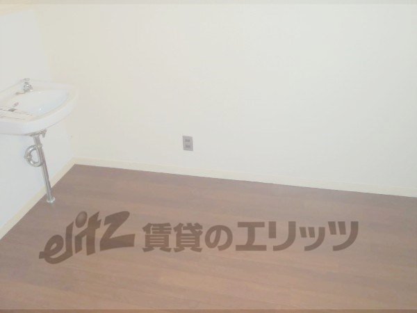 Other room space. Refrigerator yard