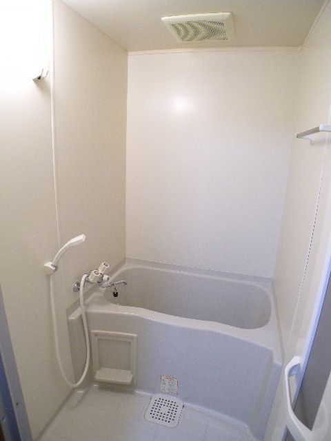 Bath. Also published in the website "Kyoto rental House Network"