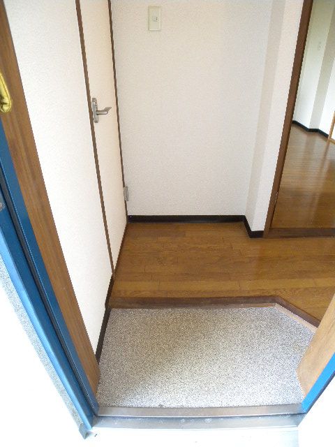 Entrance. Looking for a perfect room in your eyes!