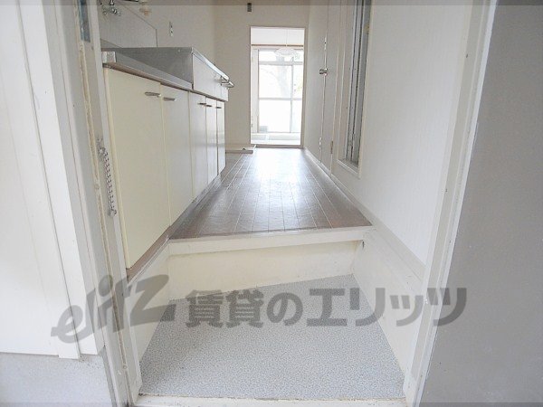 Entrance. There is a difference in level, Sit you.