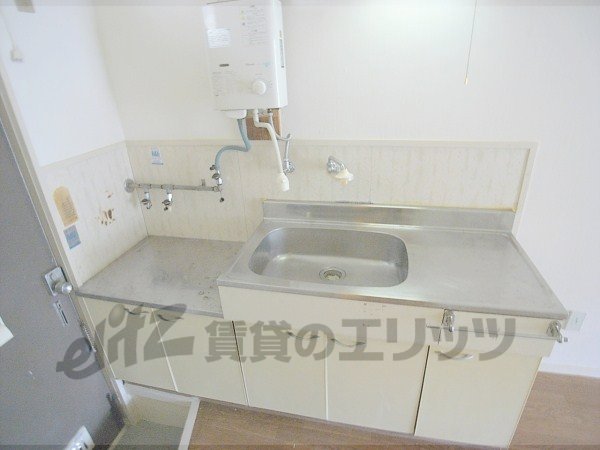 Kitchen. Spacious Available in two-burner stove installation Allowed