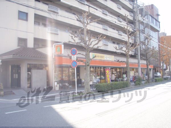 Supermarket. MG 630m Temple of the Golden Pavilion to the store (Super)