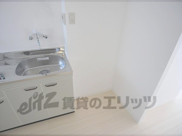 Other room space. Refrigerator yard