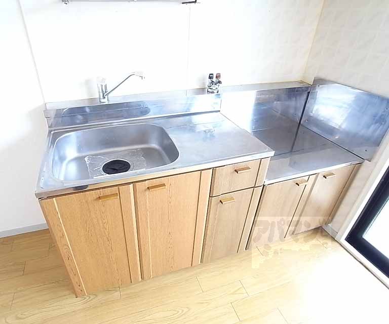 Kitchen. Two-burner stove can be installed