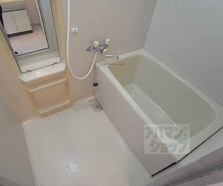 Bath. Wide enough bus