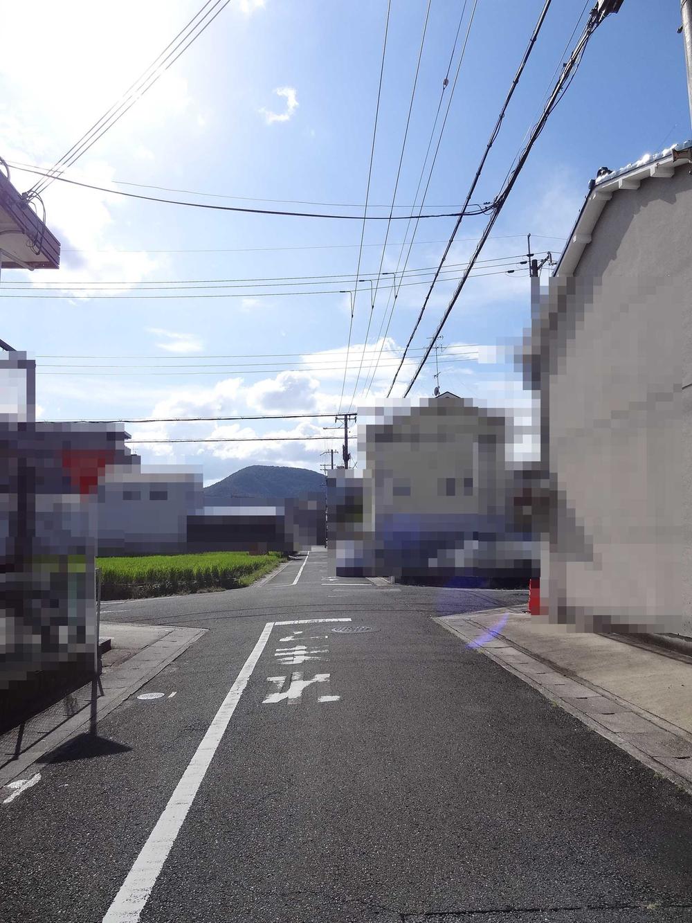 Local photos, including front road. Local (August 2012) shooting