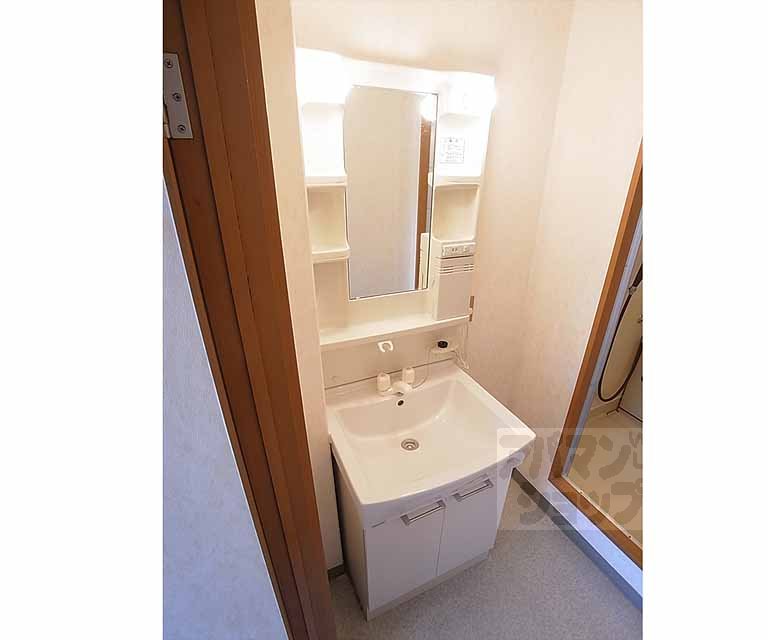 Washroom. Independent wash basin